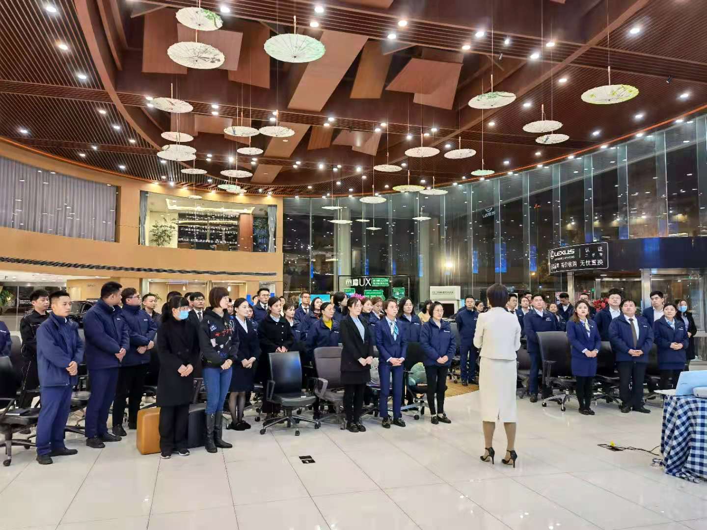 如何通過接待禮儀培訓(xùn)機構(gòu)提升企業(yè)服務(wù)效能？